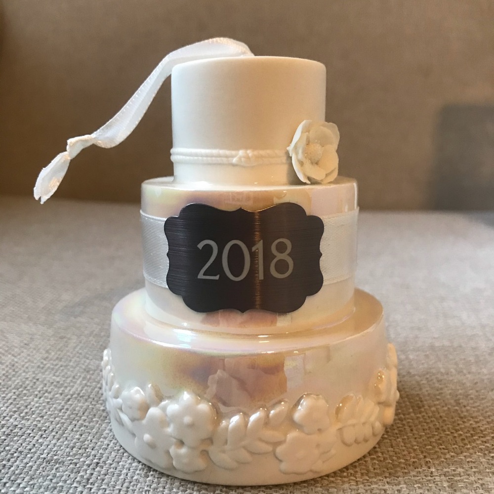 Hallmark 2018 Wedding Cake Christmas ornament 🎄